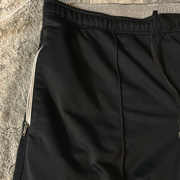 Men’s or Women’s Nike black athletic Shorts With Zipper Pockets on both sides! - Picture 4 of 10